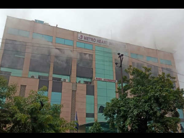 नोएडा के मेट्रो हॉस्पिटल में भीषण आग, कई मरीज फंसे, 40 को सुरक्षित निकाला गया नोएडा के मेट्रो हॉस्पिटल में भीषण आग, कई मरीज फंसे, 40 को सुरक्षित निकाला गया