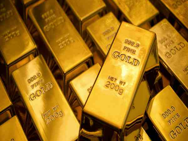 Gold worth eighty two lakhks recovered from woman on Pune airport Gold worth eighty two lakhks recovered from woman on Pune airport