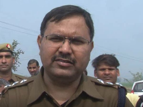 woman dead body digged out from grave in greater noida woman dead body digged out from grave in greater noida