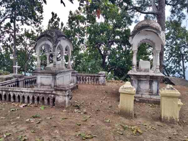 कब्र को देखने के दूर से आते हैं लोग