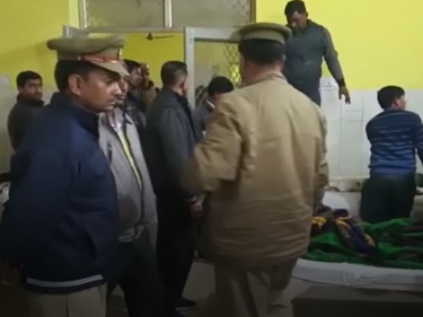 तोड़ते समय हुआ विस्फोट, मां-बेटे की मौत