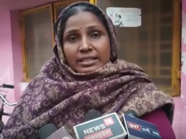 घर में खाना बना रही थी मां