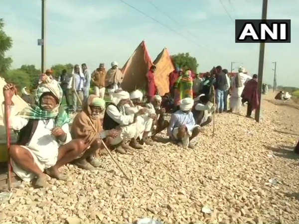 गुर्जर आंदोलन: पटरियों से हटने को तैयार नहीं प्रदर्शनकारी, 26 ट्रेनें रद्द, 26 डायवर्ट गुर्जर आंदोलन: पटरियों से हटने को तैयार नहीं प्रदर्शनकारी, 26 ट्रेनें रद्द, 26 डायवर्ट