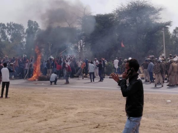 Gurjar andolan protesters jam sikar jaipur highway in palsana Gurjar andolan protesters jam sikar jaipur highway in palsana