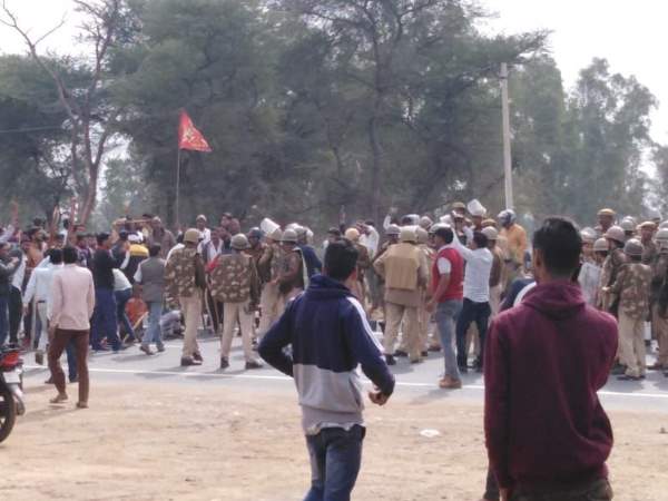 Gurjar andolan protesters jam sikar jaipur highway in palsana Gurjar andolan protesters jam sikar jaipur highway in palsana