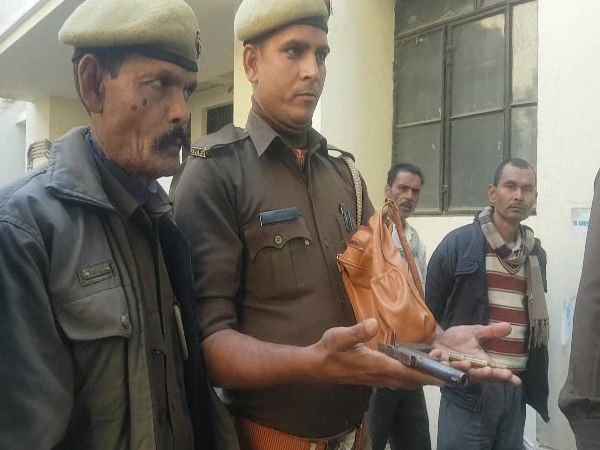 बैग में मिला तमंचा और कारतूस