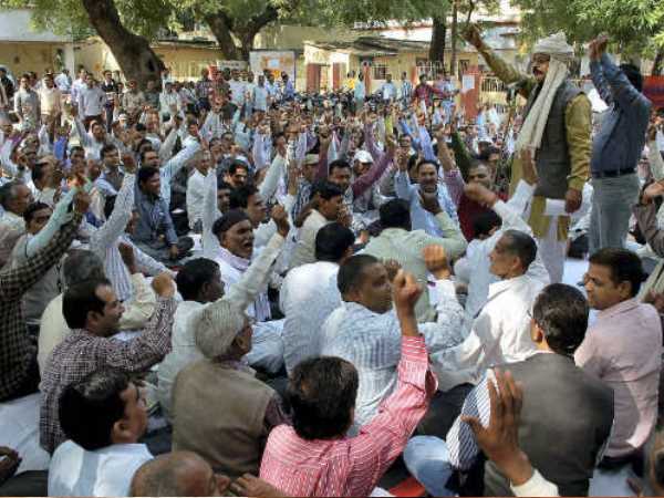 कर्मचारियों ने ठप किया काम