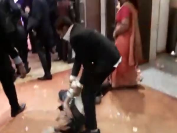 Guests didnt liked the food in wedding, beat up hotel staff Guests didnt liked the food in wedding, beat up hotel staff