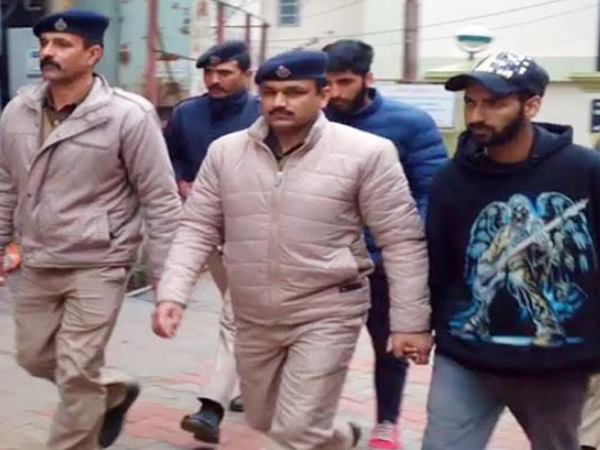 फेसबुक पोस्ट कर रहे थे शेयर
