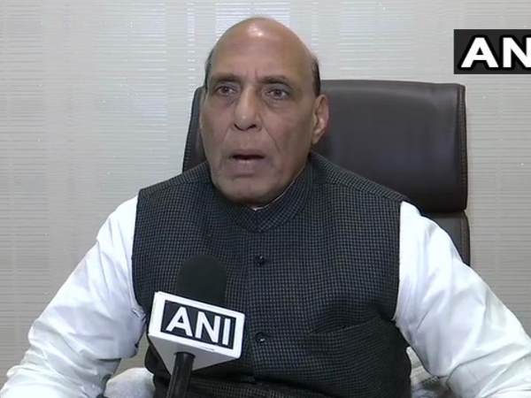 पुलवामा में अवन्तीपुरा के गोरीपुरा इलाके में गुरुवार को सीआरपीएफ के काफिले पर बड़ा फिदायीन हमला हुआ है। हमले में 40 से ज्यादा जवानों की जान अब तक जा चुकी है, कई जवानों की हालत अभी भी नाजुक बनी हुई है। कई दर्जन जवान घायल बताए जा रहे हैं। जिस काफिले पर हमला हुआ, उसमें 2500 जवान शामिल थे। जैश-ए-मोहम्मद ने हमले की जिम्मेदारी ली है। जैश का आतंकी आदिल अहमद उर्फ वकास कमांडो विस्फोटकों से भरी गाड़ी लेकर जवानों की बस से टकरा गया। प्रधानमंत्री नरेंद्र मोदी, उप पुलवामा में अवन्तीपुरा के गोरीपुरा इलाके में गुरुवार को सीआरपीएफ के काफिले पर बड़ा फिदायीन हमला हुआ है। हमले में 40 से ज्यादा जवानों की जान अब तक जा चुकी है, कई जवानों की हालत अभी भी नाजुक बनी हुई है। कई दर्जन जवान घायल बताए जा रहे हैं। जिस काफिले पर हमला हुआ, उसमें 2500 जवान शामिल थे। जैश-ए-मोहम्मद ने हमले की जिम्मेदारी ली है। जैश का आतंकी आदिल अहमद उर्फ वकास कमांडो विस्फोटकों से भरी गाड़ी लेकर जवानों की बस से टकरा गया। प्रधानमंत्री नरेंद्र मोदी, उप