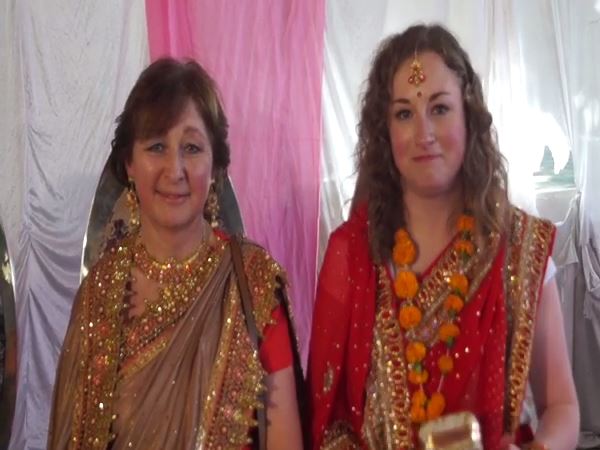 भारतीय संस्कृति से प्रभावित हुई दुल्हन