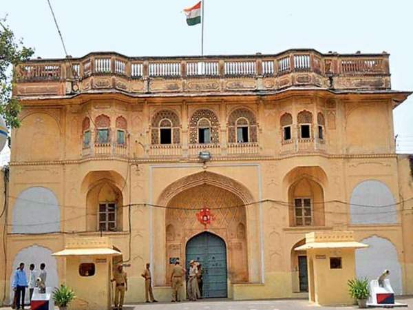 चार अफसरों के खिलाफ कार्रवाई
