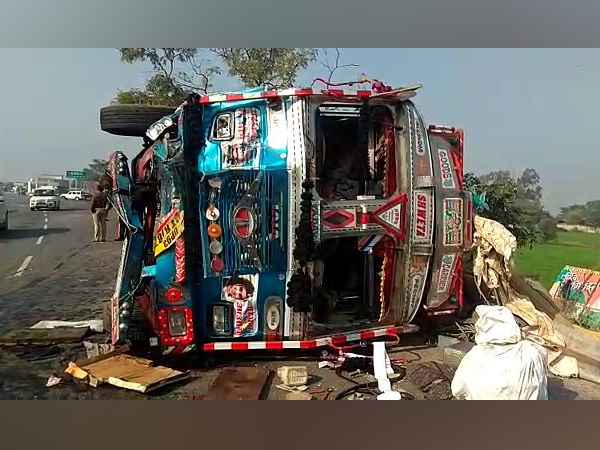 4 died and 7 injured in road accident in jalaun 4 died and 7 injured in road accident in jalaun
