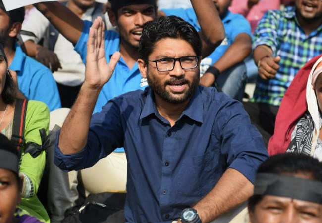 जिग्नेश मेवाणी अहमदाबाद की एचके आर्ट्स कॉलेज के छात्र रहे हैं