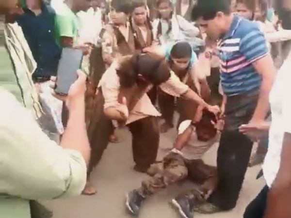 jodhpur School Girls beat the young man on Propose day jodhpur School Girls beat the young man on Propose day
