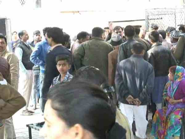 Congress MLA and brother fight on the road in Kanpur Congress MLA and brother fight on the road in Kanpur