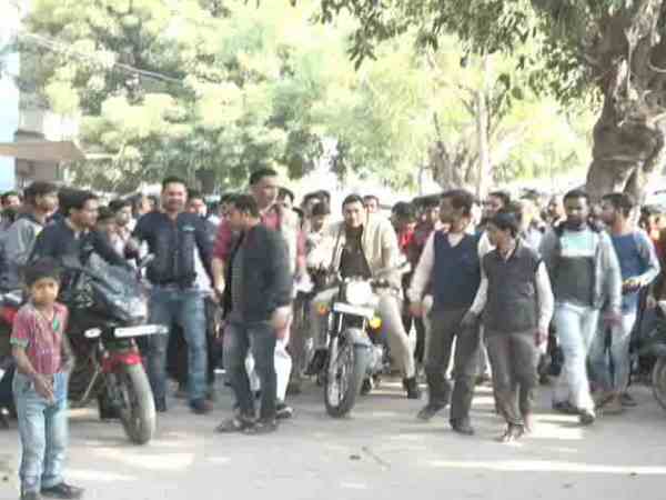 Congress MLA and brother fight on the road in Kanpur Congress MLA and brother fight on the road in Kanpur