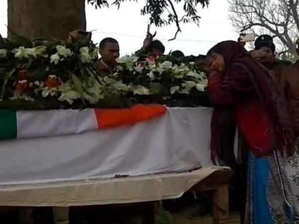 शहीद के अंतिम दर्शन के लिए उमड़े लोग