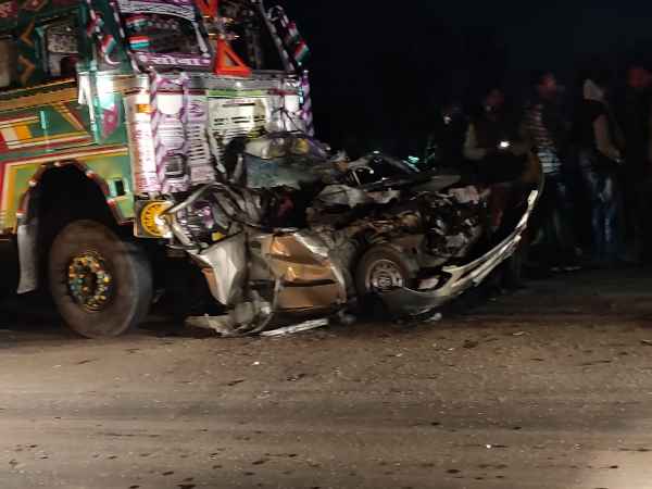 अंधेरे में ट्रक ने पीछे से मारी टक्कर