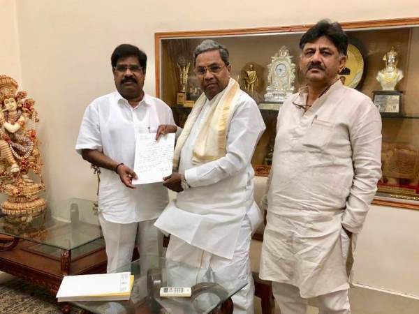 karnataka Independent MLA H Nagesh extended his support to Congress met Siddaramaiah and DK Shivakumar karnataka Independent MLA H Nagesh extended his support to Congress met Siddaramaiah and DK Shivakumar