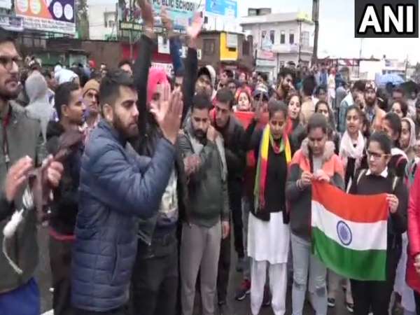 आतंकी हमले के विरोध में प्रदर्शन, लगे पाकिस्तान विरोधी नारे