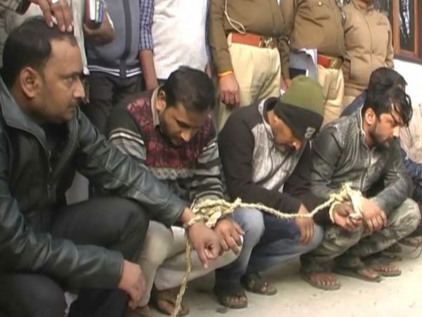 अपने पेट का सर्जिकल कट दिखाकर देता था झांसा