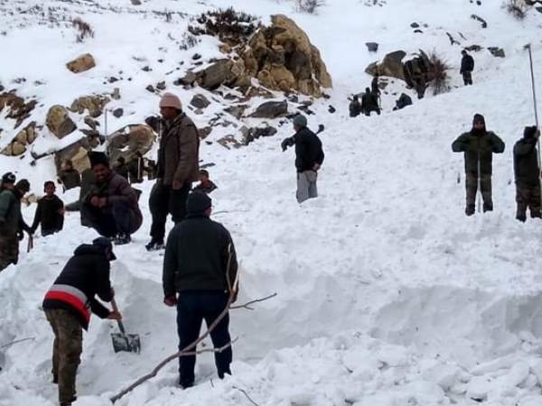 बर्फबारी से पहाड़ी क्षेत्रों में मुश्किलें बढ़ गई