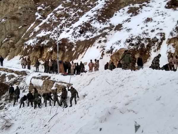 भारी बारिश और बर्फबारी की संभावना