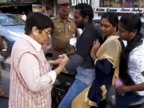 मोटरसाइकिल की बैक सीट से महिलाओं को उतारा