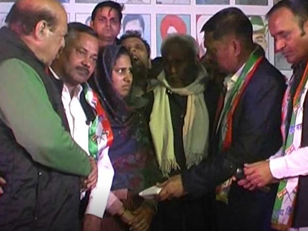 pulwama attack martyr wife honoured in kanpur pulwama attack martyr wife honoured in kanpur