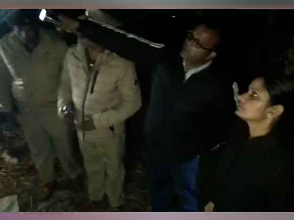 बिजली के खंभे पर लटके मिले दोनों के शव