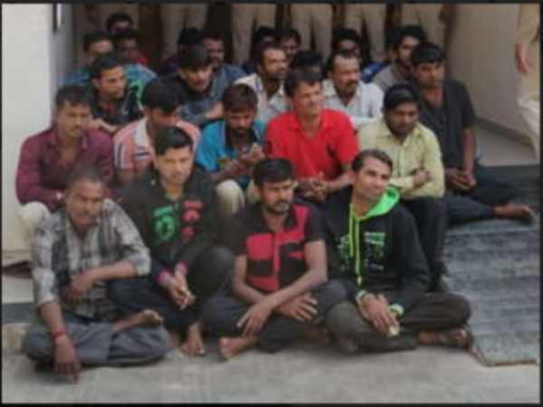 Crowd Attack on Police convoy in Gujarat, 27 Accused Detained Crowd Attack on Police convoy in Gujarat, 27 Accused Detained