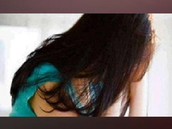 kidnap: minor Girl jumps off car to escape kidnappers kidnap: minor Girl jumps off car to escape kidnappers