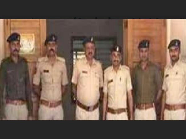 Crowd Attack on Police convoy in Gujarat, 27 Accused Detained Crowd Attack on Police convoy in Gujarat, 27 Accused Detained