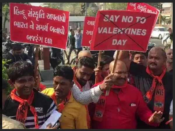 लाठियों से पीटा था प्रेमी जोड़ों को