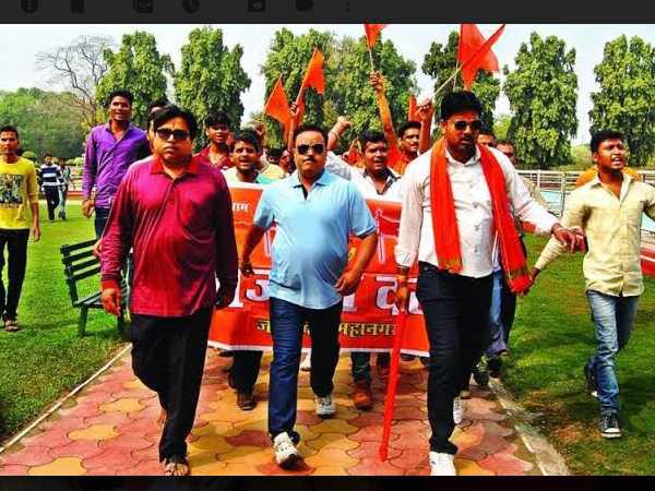 आखिर क्यों प्रेमी जोड़ों को रोकता है बजरंग दल?