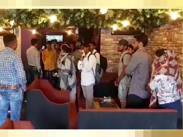 हुक्के और अन्य सुविधाएं भी थीं