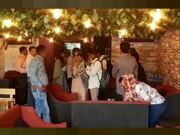 ग्राहकों में मच गई भगदड़, छिपने लगीं युवतियां