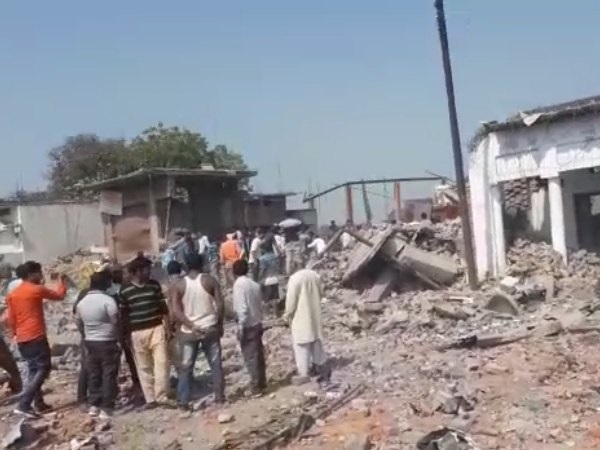 आखिर कहां से आया इतना विस्फोटक