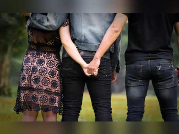 दो युवतियों को हुआ एक-दूसरे से प्यार, साथ रहने के लिए रात में बाइक उठा घर  से हुईं फरार | Two Girls absconding On Bike when they're falling in love -  Hindi