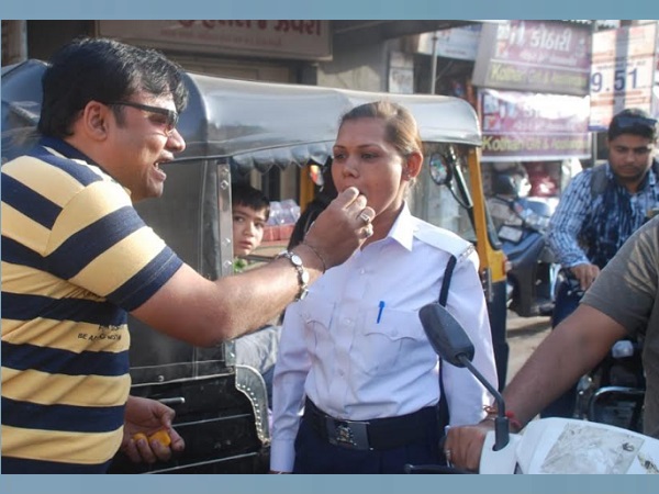 जामनगर में मिठाई वाले ने लोगों को खास