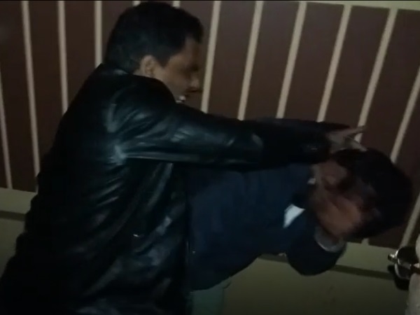 पीछा करते हुए घर तक पहुंचा युवक