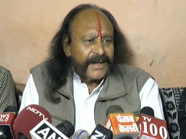 हमें वेतन नहीं चाहिए, लिखकर ले सकते हैं
