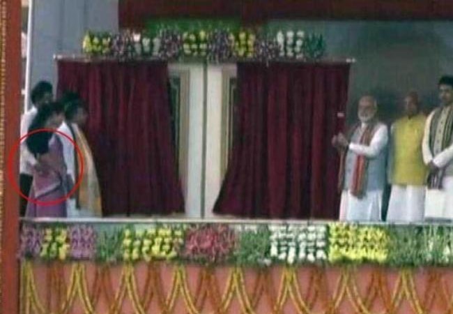 PM मोदी मंच पर और त्रिपुरा के मंत्री ने की ये शर्मनाक हरकत