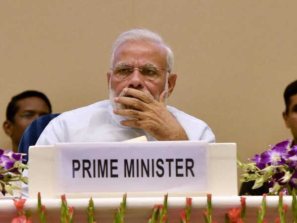 4. 10 करोड़ मजदूरों को पेंशन और बीमा