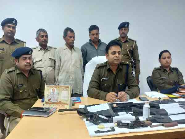 police arrest two naxals with arms police arrest two naxals with arms