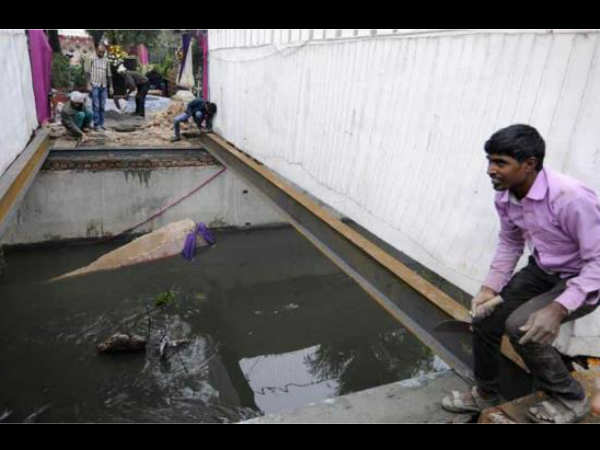लाउड म्यूजिक पर डांस करते-करते नाले में जा गिरा दूल्हा और उसके दोस्त, फिर इस तरह हुई शादी लाउड म्यूजिक पर डांस करते-करते नाले में जा गिरा दूल्हा और उसके दोस्त, फिर इस तरह हुई शादी