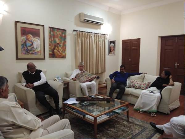 शरद पवार के घर विपक्ष के नेताओं की बैठक, राहुल भी मौजूद शरद पवार के घर विपक्ष के नेताओं की बैठक, राहुल भी मौजूद