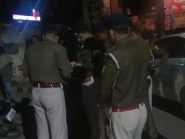 बाइक को ओवरटेक कर रोका