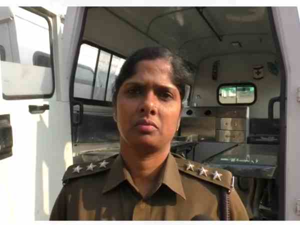 किसी से फोन पर कर रहा था बात
